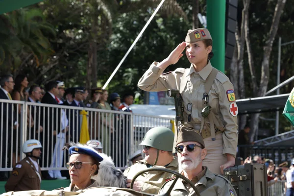 Governador acompanha desfile cívico-militar de 7 de setembro