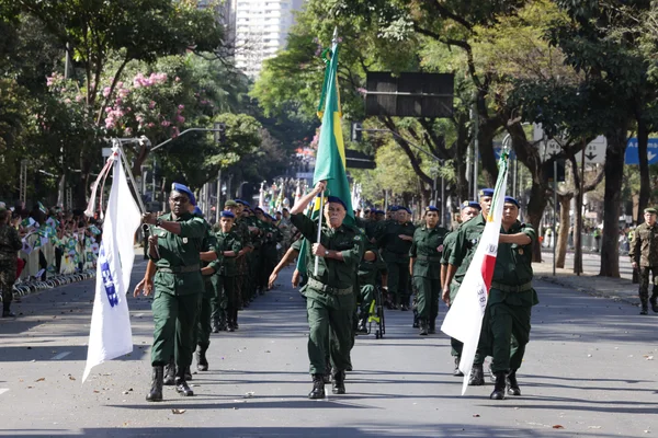 Governador acompanha desfile cívico-militar de 7 de setembro