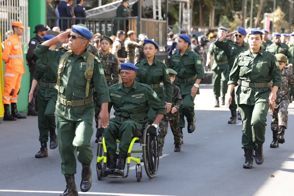 Governador acompanha desfile cívico-militar de 7 de setembro