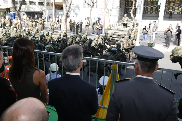 Governador acompanha desfile cívico-militar de 7 de setembro