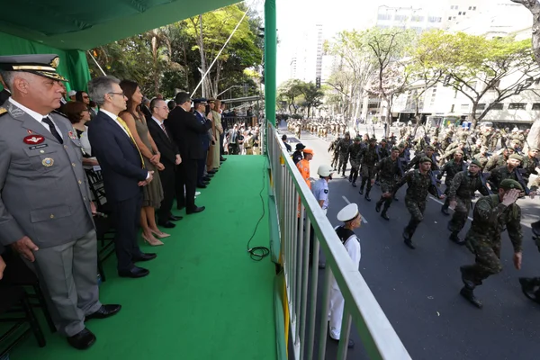 Governador acompanha desfile cívico-militar de 7 de setembro