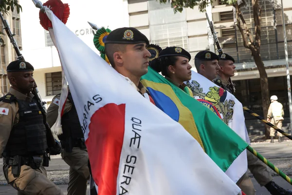 Governador acompanha desfile cívico-militar de 7 de setembro
