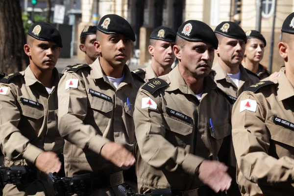 Governador acompanha desfile cívico-militar de 7 de setembro