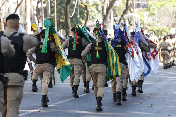 Governador acompanha desfile cívico-militar de 7 de setembro