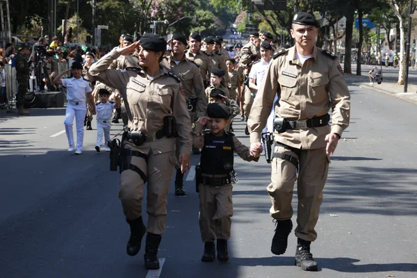 Governador acompanha desfile cívico-militar de 7 de setembro