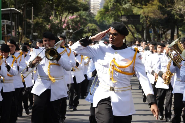 Governador acompanha desfile cívico-militar de 7 de setembro