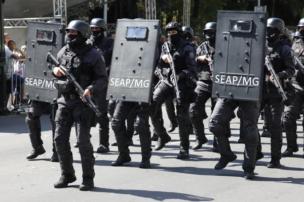 Governador acompanha desfile cívico-militar de 7 de setembro