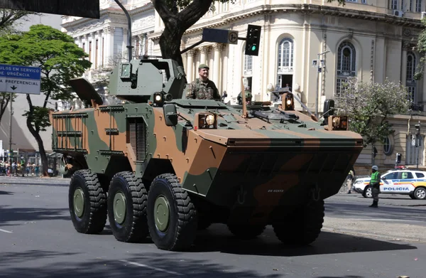 Governador acompanha desfile cívico-militar de 7 de setembro