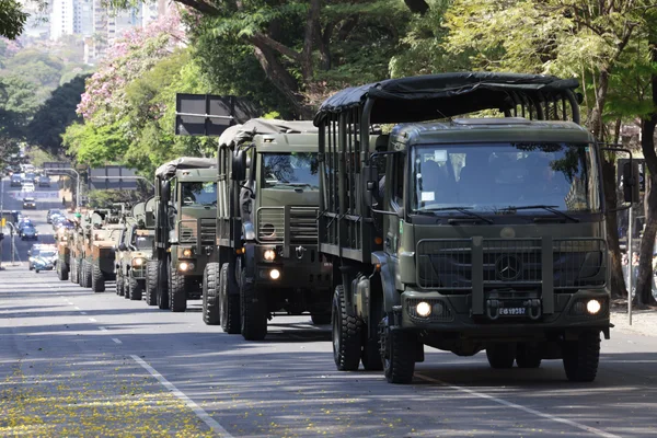 Governador acompanha desfile cívico-militar de 7 de setembro