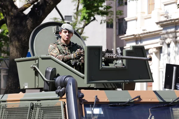 Governador acompanha desfile cívico-militar de 7 de setembro
