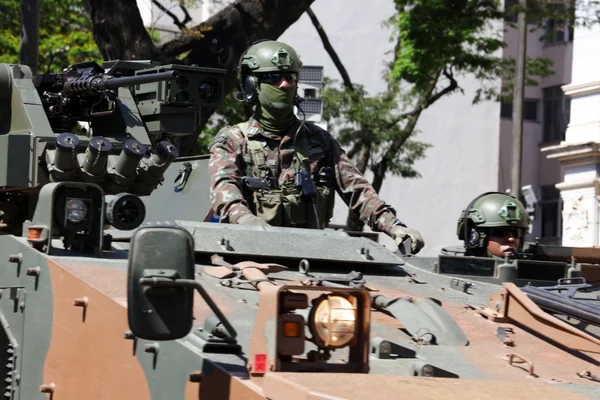 Governador acompanha desfile cívico-militar de 7 de setembro