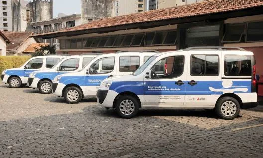 Foram entregues quatro veículos zero quilômetro, modelo Doblò, da Fiat
