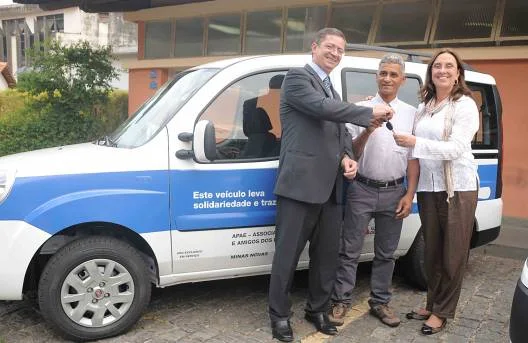 A presidente do Servas, Andrea Neves, entrega veículos para Apaes