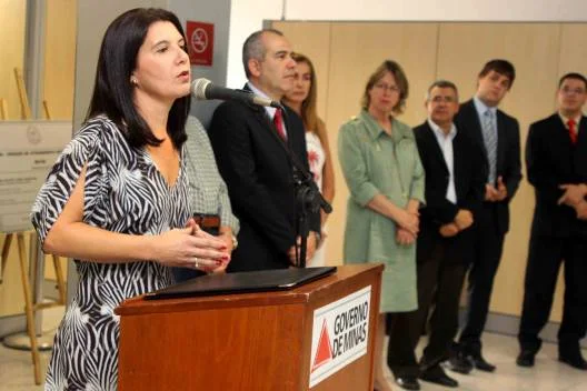 Fernanda Girão durante pronunciamento na solenidade de inauguração da UAI