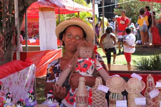 Artesã expõe produtos na Feira da Economia Popular Solidária em Araçuaí