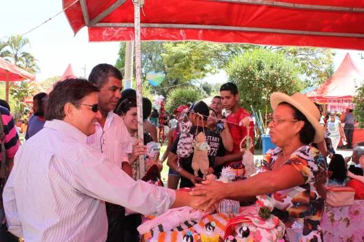 Secretário Carlos Pimenta cumprimenta artesã durante feira em Araçuaí