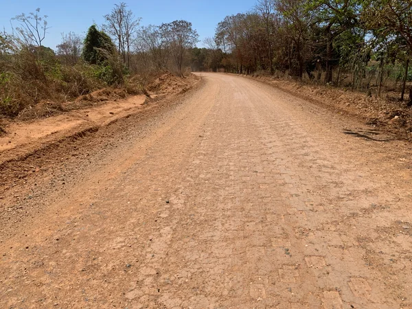 Escória de aciaria substitui o cascalho na melhora da malha rodoviária, proporcionando economicidade e valor social, além de trazer benefícios ambientais