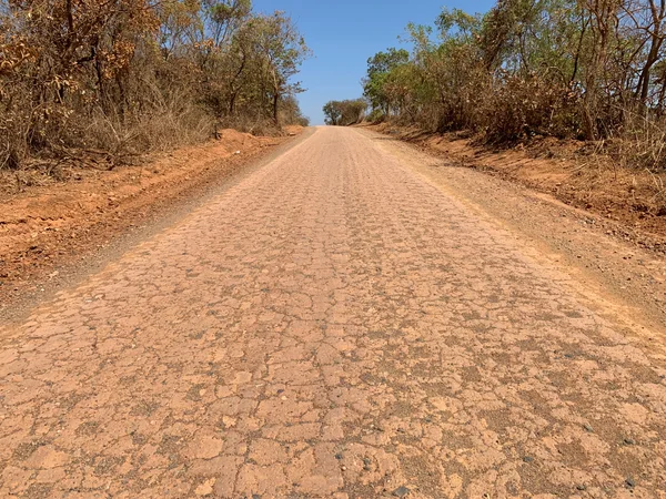 Escória de aciaria substitui o cascalho na melhora da malha rodoviária, proporcionando economicidade e valor social, além de trazer benefícios ambientais