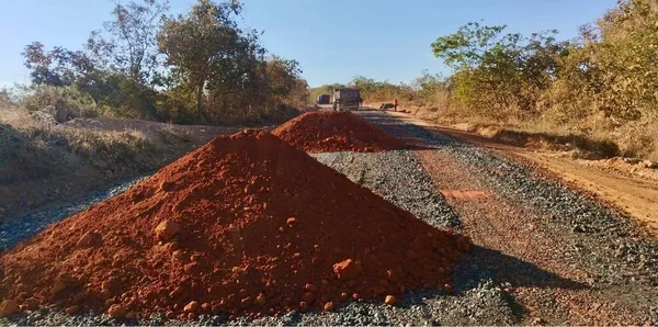 Escória de aciaria substitui o cascalho na melhora da malha rodoviária, proporcionando economicidade e valor social, além de trazer benefícios ambientais