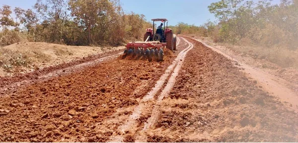 Escória de aciaria substitui o cascalho na melhora da malha rodoviária, proporcionando economicidade e valor social, além de trazer benefícios ambientais