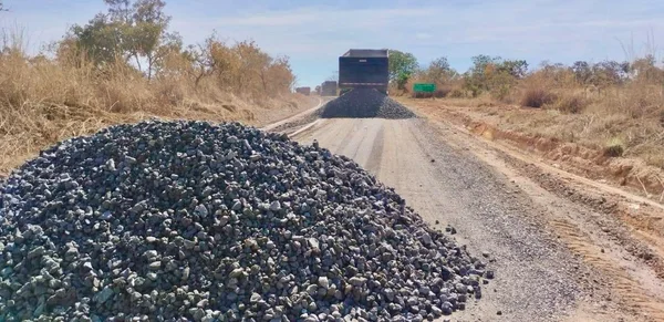 Escória de aciaria substitui o cascalho na melhora da malha rodoviária, proporcionando economicidade e valor social, além de trazer benefícios ambientais