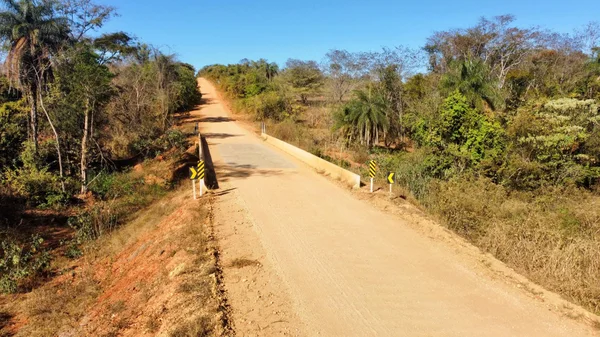 Escória de aciaria substitui o cascalho na melhora da malha rodoviária, proporcionando economicidade e valor social, além de trazer benefícios ambientais