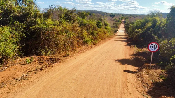 Escória de aciaria substitui o cascalho na melhora da malha rodoviária, proporcionando economicidade e valor social, além de trazer benefícios ambientais