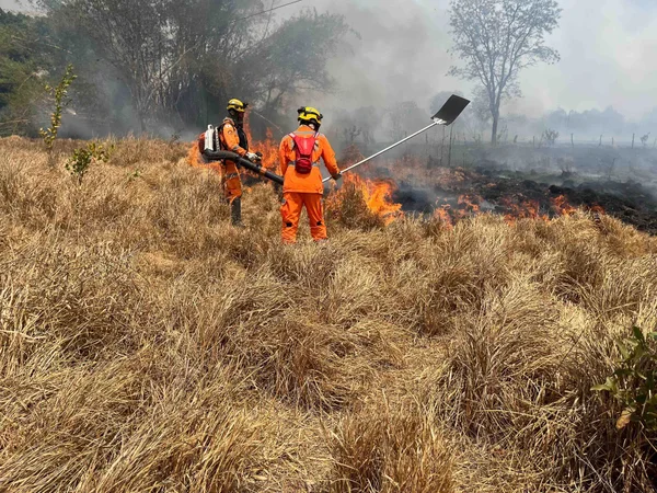 João Pinheiro recebe reforço do Corpo de Bombeiros com viaturas e militares no combate a incêndios em áreas rurais