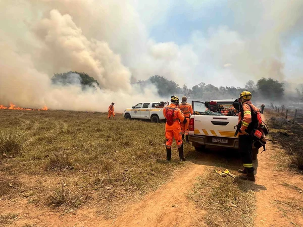 João Pinheiro recebe reforço do Corpo de Bombeiros com viaturas e militares no combate a incêndios em áreas rurais