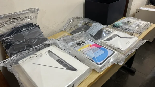 Também foram apreendidos no local um tablet, três notebooks, quatro smartwatches, cinco máquinas de cartão, 32 cartões bancários e diversos acessórios