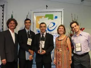 Representantes da Prodemge e da Defesa Social recebem a premiação
