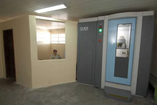 O aparelho é uma espécie de cabine, a qual permite enxergar dentro do corpo