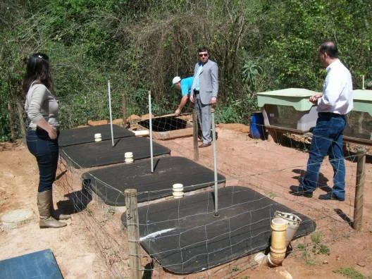 Comitiva conhece tecnologia empregada nas fossas sépticas biogestoras 