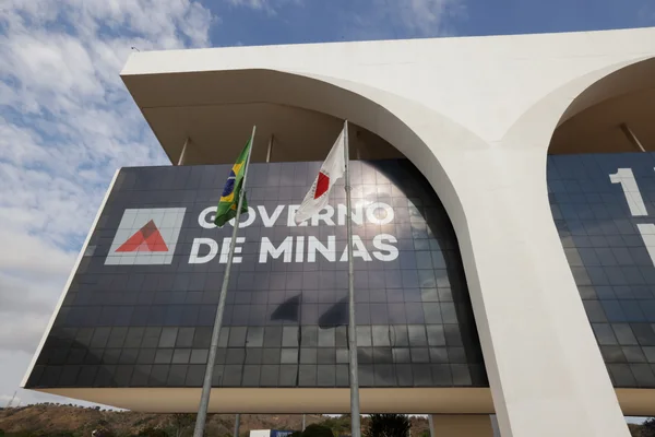 Governo de Minas entrega 18 novas viaturas ao Corpo de Bombeiros para reforçar atendimento operacional