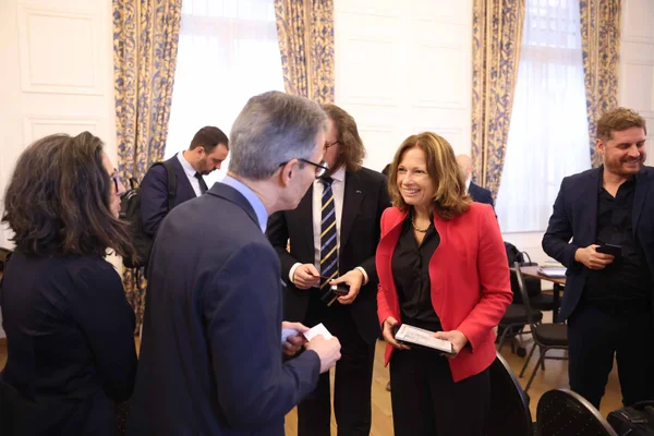 Em primeiro dia de missão internacional à Europa, governador se reúne com empresários, embaixadores e possíveis investidores