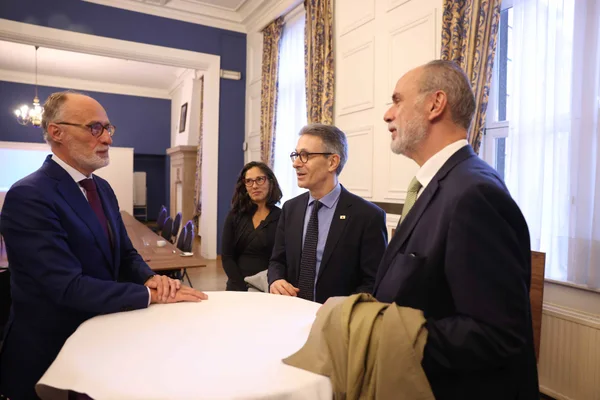 Em primeiro dia de missão internacional à Europa, governador se reúne com empresários, embaixadores e possíveis investidores