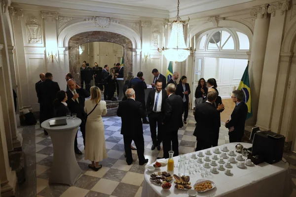 Em primeiro dia de missão internacional à Europa, governador se reúne com empresários, embaixadores e possíveis investidores