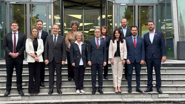 Em Paris, Governo de Minas estreita laços com universidade de negócios que deve ampliar atuação em Belo Horizonte