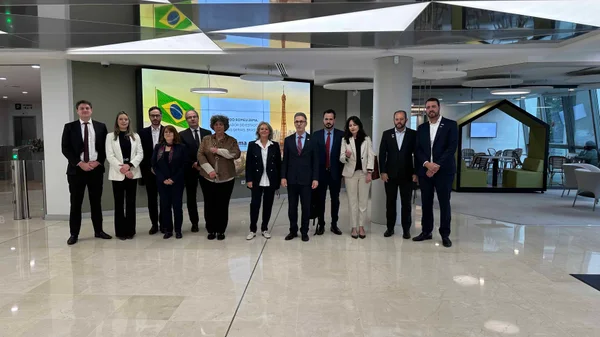 Em Paris, Governo de Minas estreita laços com universidade de negócios que deve ampliar atuação em Belo Horizonte