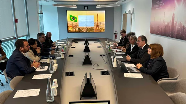 Em Paris, Governo de Minas estreita laços com universidade de negócios que deve ampliar atuação em Belo Horizonte