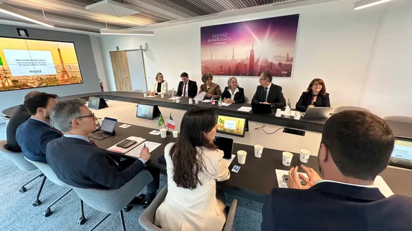 Em Paris, Governo de Minas estreita laços com universidade de negócios que deve ampliar atuação em Belo Horizonte