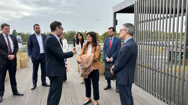Em Paris, Governo de Minas estreita laços com universidade de negócios que deve ampliar atuação em Belo Horizonte