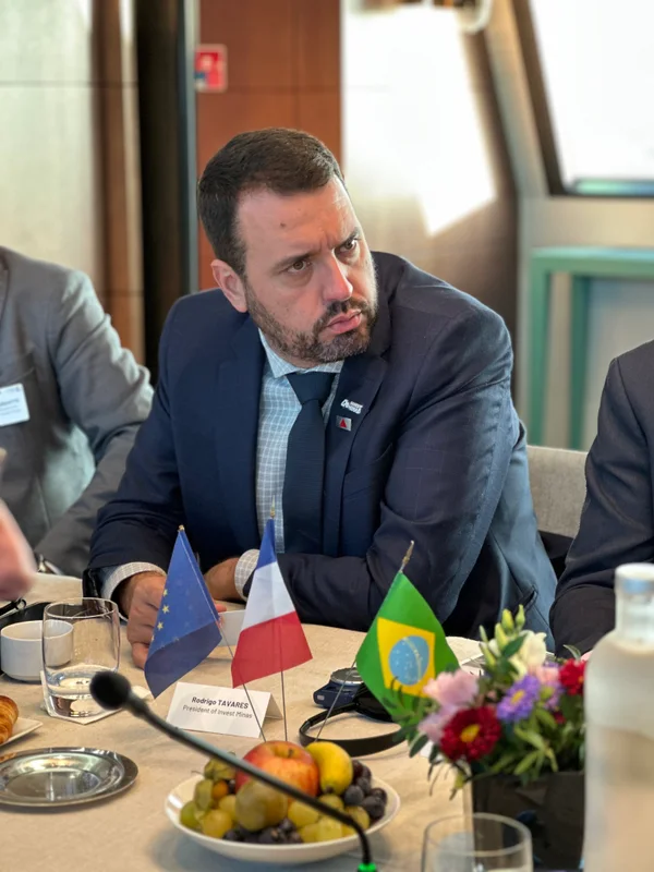 Governador de Minas Gerais se reúne com empresários na França
