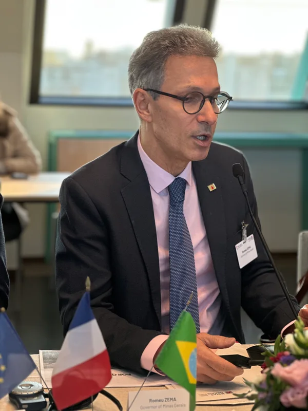 Governador de Minas Gerais se reúne com empresários na França