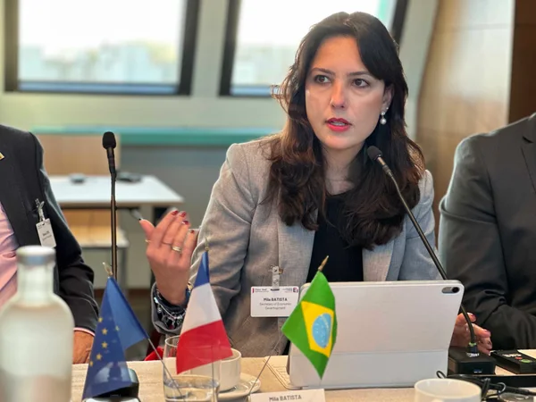 Governador de Minas Gerais se reúne com empresários na França