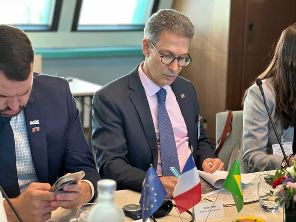 Governador de Minas Gerais se reúne com empresários na França