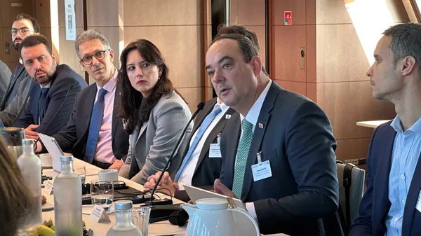 Governador de Minas Gerais se reúne com empresários na França