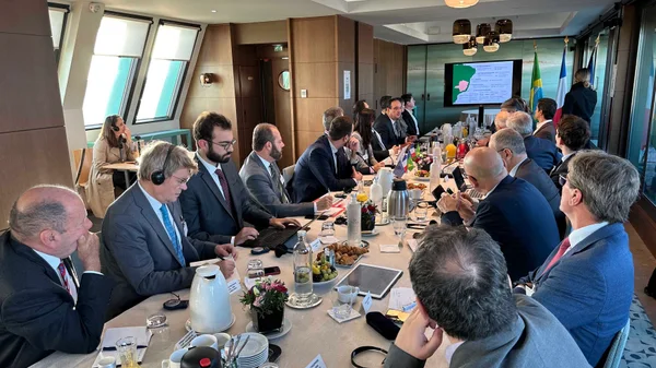 Governador de Minas Gerais se reúne com empresários na França