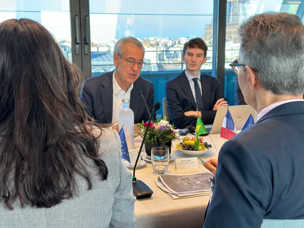 Governador de Minas Gerais se reúne com empresários na França