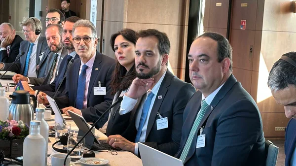 Governador de Minas Gerais se reúne com empresários na França